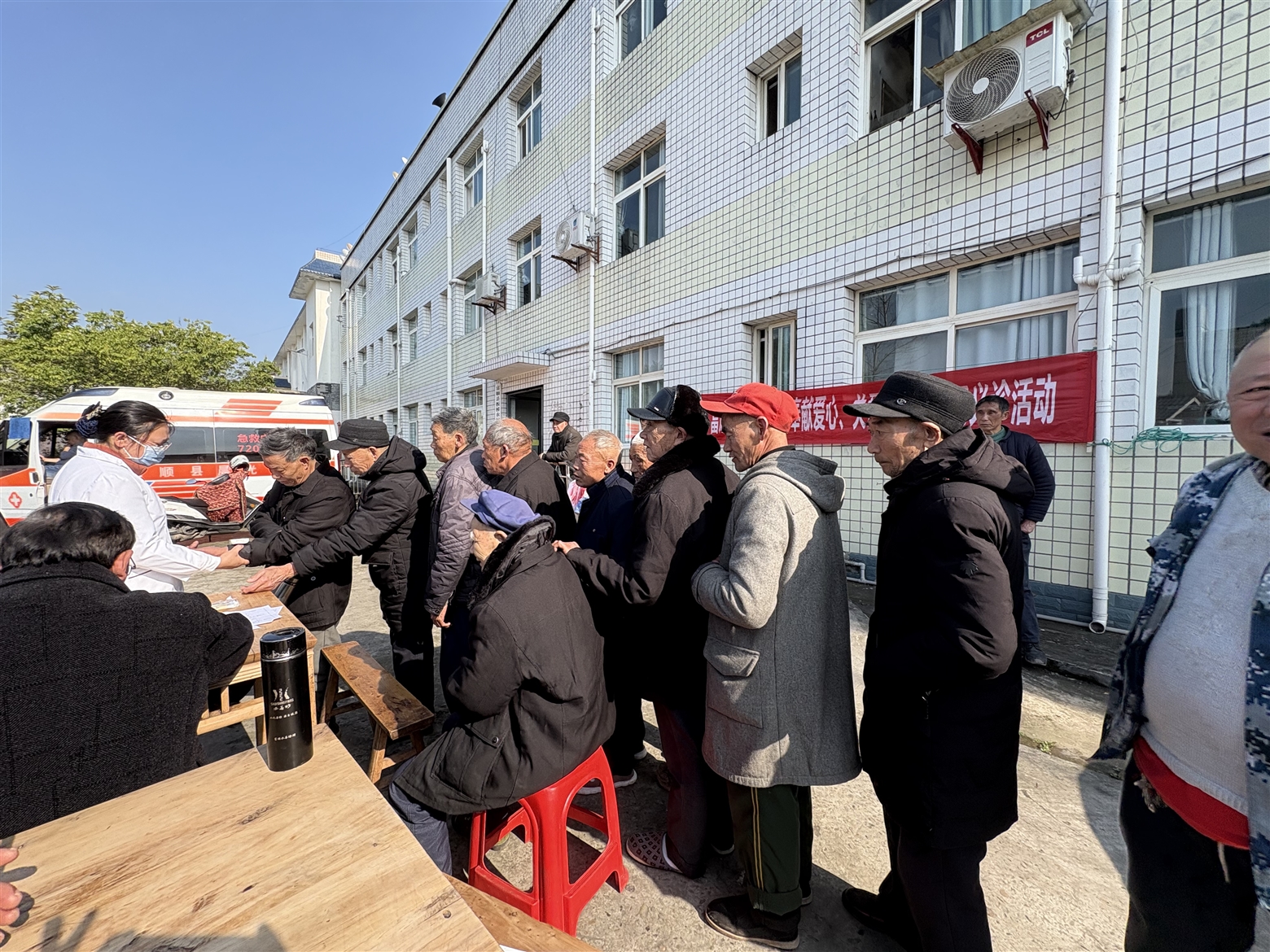 传递温暖，守护健康——富顺县晨光医院“奉献爱心，关爱老人”百场义诊活动