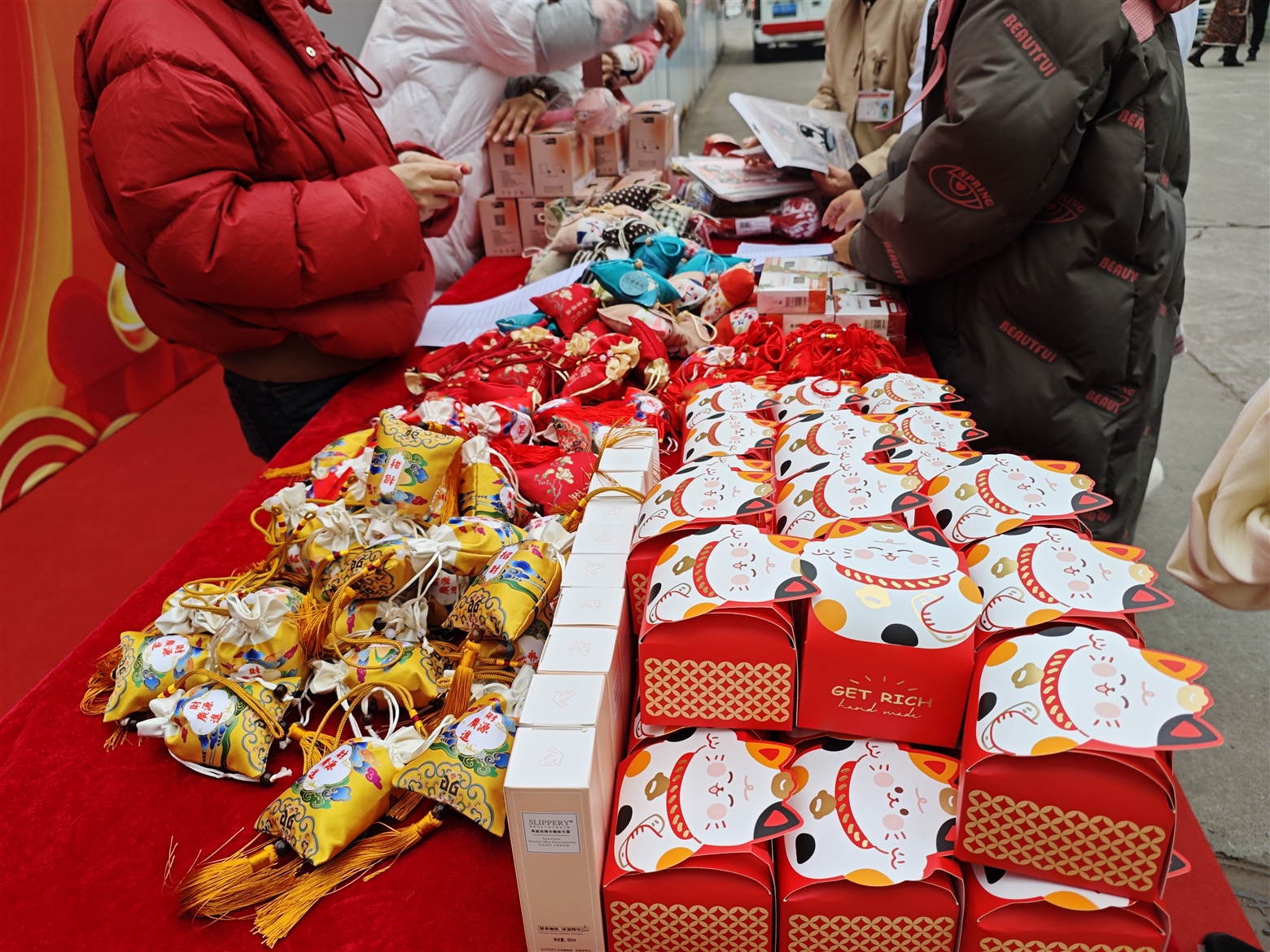 蛇年好运至 趣味乐亨通——富顺县晨光医院举办职工抽奖活动