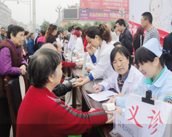 晨光医院组织医务人员参加预防接种义诊咨询宣传活动