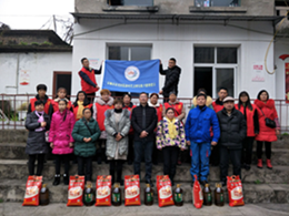 富顺县晨光医院开展社区困难家庭的春节前慰问活动